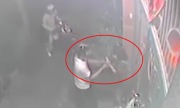 Video: Đi chơi khuya, cô gái bị cướp bám theo giật túi xách