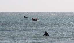 Cứu bạn rơi xuống biển, 2 thanh niên bị sóng cuốn mất tích