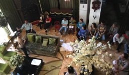 Biệt thự Đàm Vĩnh Hưng bị hàng chục chủ nợ vây kín nhà ngày đầu năm