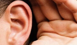 Hy hữu cô gái bị bạn trai hôn đến thủng màng nhĩ