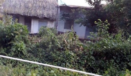 Phát hiện xác thiếu nữ lõa thể trong bao tải bên đường