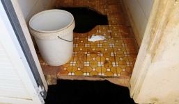 Sụp bồn cầu trong trường, bé trai 5 tuổi lọt xuống hồ, chấn thương sọ não