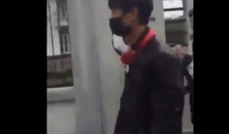 Chàng trai bịt khẩu trang đi tỏ tình theo phong cách 'ngang tàng'