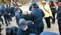 Video: Cảnh sát Nhật khiêng người biểu tình để giải tán đám đông