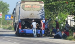 Xe khách phát nổ, bốc cháy dữ dội khi đang lưu thông