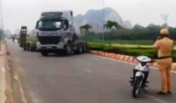 Xe đầu kéo đánh võng trốn CSGT gây náo loạn ở Thanh Hóa