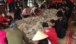 Video: Tiền công đức trải khắp nhà, 20 người thi nhau đếm