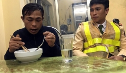 Phu hồ bị chủ quỵt tiền, bỏ đói đến ngất xỉu được CSGT giúp đỡ