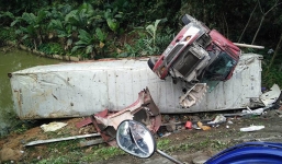 Container lật nhào trên quốc lộ, tài xế văng ra ngoài may mắn thoát nạn