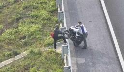 Nam thanh niên bê xe máy vì đi nhầm đường cao tốc Hà Nội - Hải Phòng