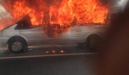 Xe khách cháy ngùn ngụt trên cao tốc, 14 hành khách thoát nạn