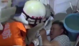 Người đàn ông kẹt cả cánh tay trong bồn cầu vì tìm chìa khóa