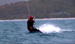 Video: Tổng thống mãn nhiệm Obama lướt ván diều điệu nghệ khi nghỉ dưỡng với vợ