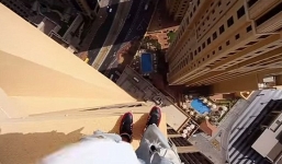 Chàng trai 'chán sống' khi trượt ván trên mép nóc nhà cao 632 m