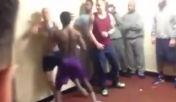 Video: Tù nhân Anh đánh nhau đến gục ngã