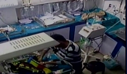 Video: Bé sơ sinh bị nhân viên bệnh viện kéo gãy chân khi thay tã