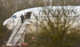 Video: Tiêm kích áp tải máy bay chở khách hạ cánh khẩn cấp