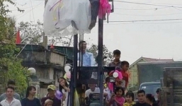 Chú rể liều lĩnh rước dâu bằng xe nâng ở 'miền tây xứ Nghệ'