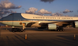 Máy bay lạ 'tiếp cận nguy hiểm' chuyên cơ của Trump