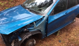 Siêu xe bị trộm 'lột' phụ tùng, nằm trơ trọi trong rừng