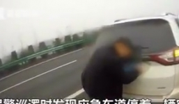 Mải sửa biển số xe, tài xế không phát hiện CSGT đứng ngay sau lưng