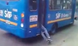 Video: Tài xế xe bus nhanh trí bắt móc túi bằng cửa xe