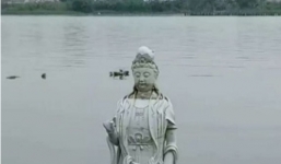 Tượng Quan Thế Âm Bồ Tát bí ẩn nổi lên giữa dòng sông