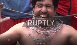 Video: Dùng miệng bẻ cong thanh kim loại