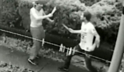 Video: Hàng xóm vác dao đại chiến tranh giành người đẹp