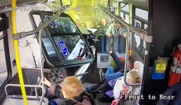 Video xe bán tải bất ngờ húc ngang hông xe bus ở Mỹ