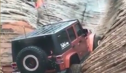Ôtô trình diễn màn leo vách núi dựng đứng ngoạn mục