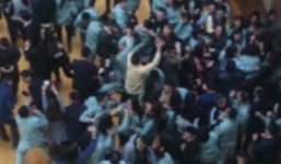 Clip cảnh sếp đứng trên cao tung tiền mừng tuổi nhân viên gây phẫn nộ