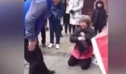 Phẫn nộ cảnh con trai đánh mẹ già giữa đường