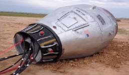 Vật thể lạ nghi khoang phi thuyền gắn dù trên cánh đồng hoang ở Mỹ