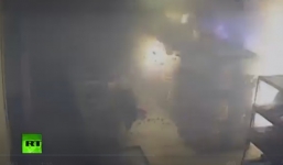 Video: Cửa hàng pháo hoa nổ tung vì bị người đàn ông say rượu quấy phá