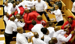 Video: Nghị sĩ Nam Phi lao vào ẩu đả vì bất mãn với tổng thống