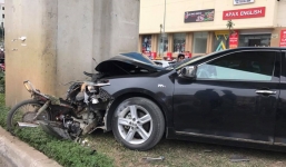 Toyota Camry ép nát xe máy vào trụ đường sắt trên cao ở Hà Đông
