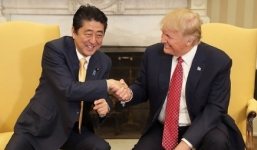 Cái bắt tay lạ của Trump với Thủ tướng Nhật Shinzo Abe