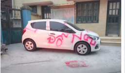 Chủ nhà viết 'đỗ xe ngu' lên xe ôtô đỗ chắn cửa nhà