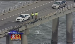 Video: Xe đầu kéo bị gió thổi bay xuống nước