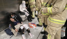 Video: Ném bom xăng trên tàu điện ngầm Hong Kong, 17 người bị thương