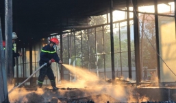 Cháy lớn tại khu đất ven hồ Tây