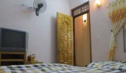 Bắt vợ hẹn người tình vào nhà nghỉ để đánh ghen, cướp tài sản