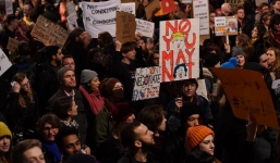 Phản đối sắc lệnh của Trump, cựu binh Mỹ làm lá chắn sống trong biểu tình