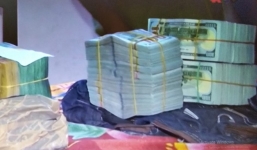 Tạm giữ gần nửa triệu đôla không rõ nguồn gốc