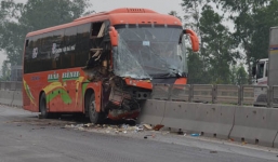 Tránh xe tải, xe khách đâm nát dải phân cách