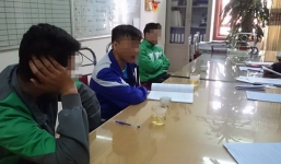 3 tài xế taxi tiểu bậy ven đường bị xử phạt