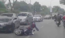 Cô gái đi SH chạy ẩu ngã nhào trên đường