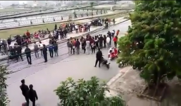 Video: Đám đông hò reo cổ vũ 2 cô gái đánh nhau