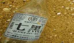 Giải mã chai lọ in chữ Trung Quốc trên vùng biển có dầu vón cục